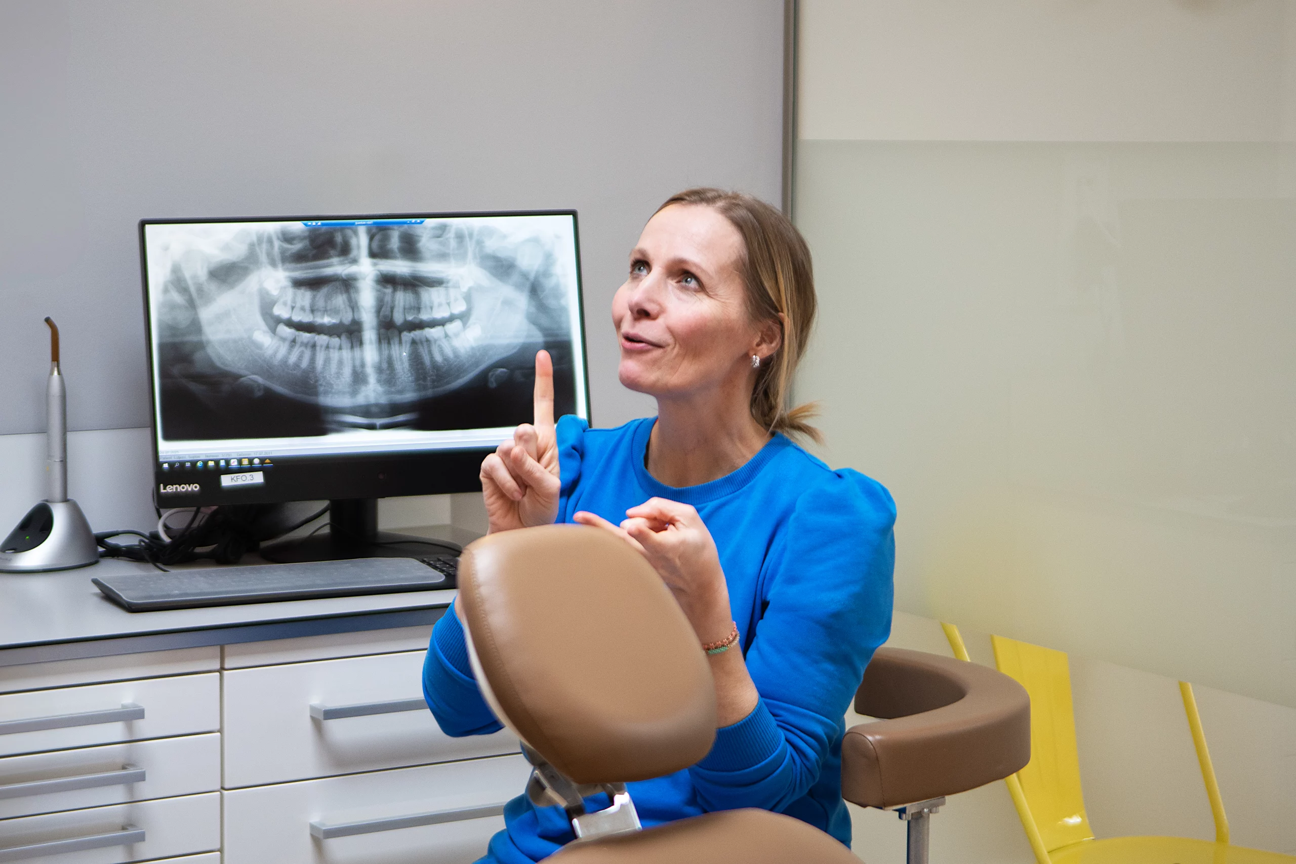 Dr. Susanne Güntzer sitzt imn einem Praxiszimmer und zählt mit ihren Fingern.