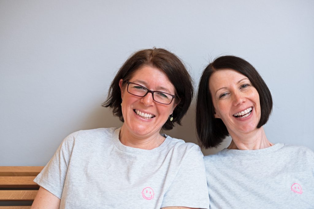 Zwei glückliche Mitarbeiterinnen der Praxis für Kieferorthopädie Dr. Susanne Güntzer