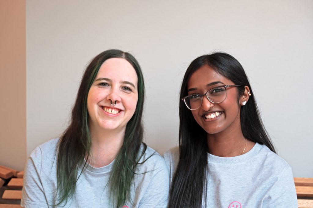 Zwei glückliche Mitarbeiterinnen der Praxis für Kieferorthopädie Dr. Susanne Güntzer