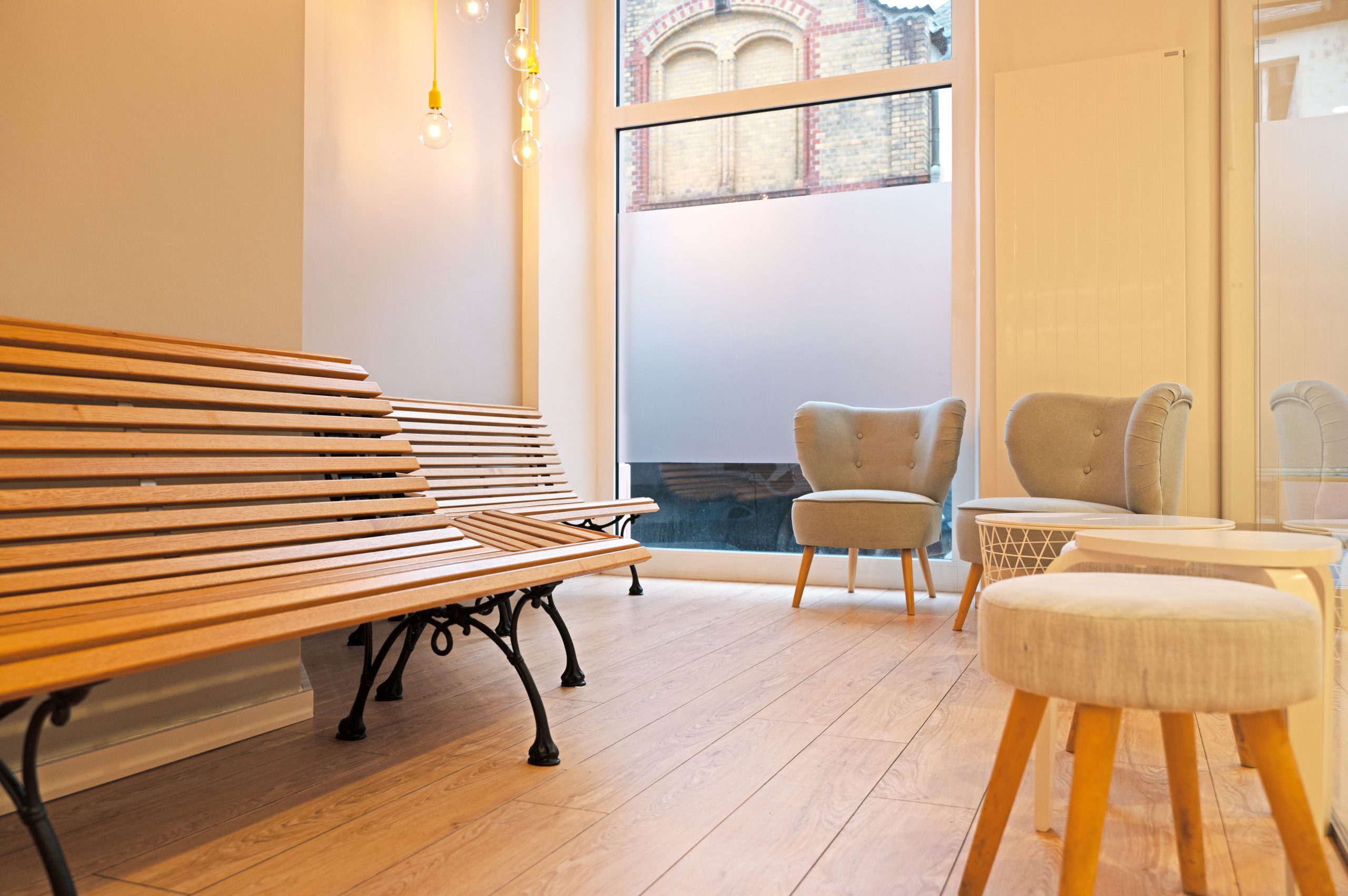 Freundliches und helles Wartezimmer der Kieferorthopadie Dr. Susanne Güntzer