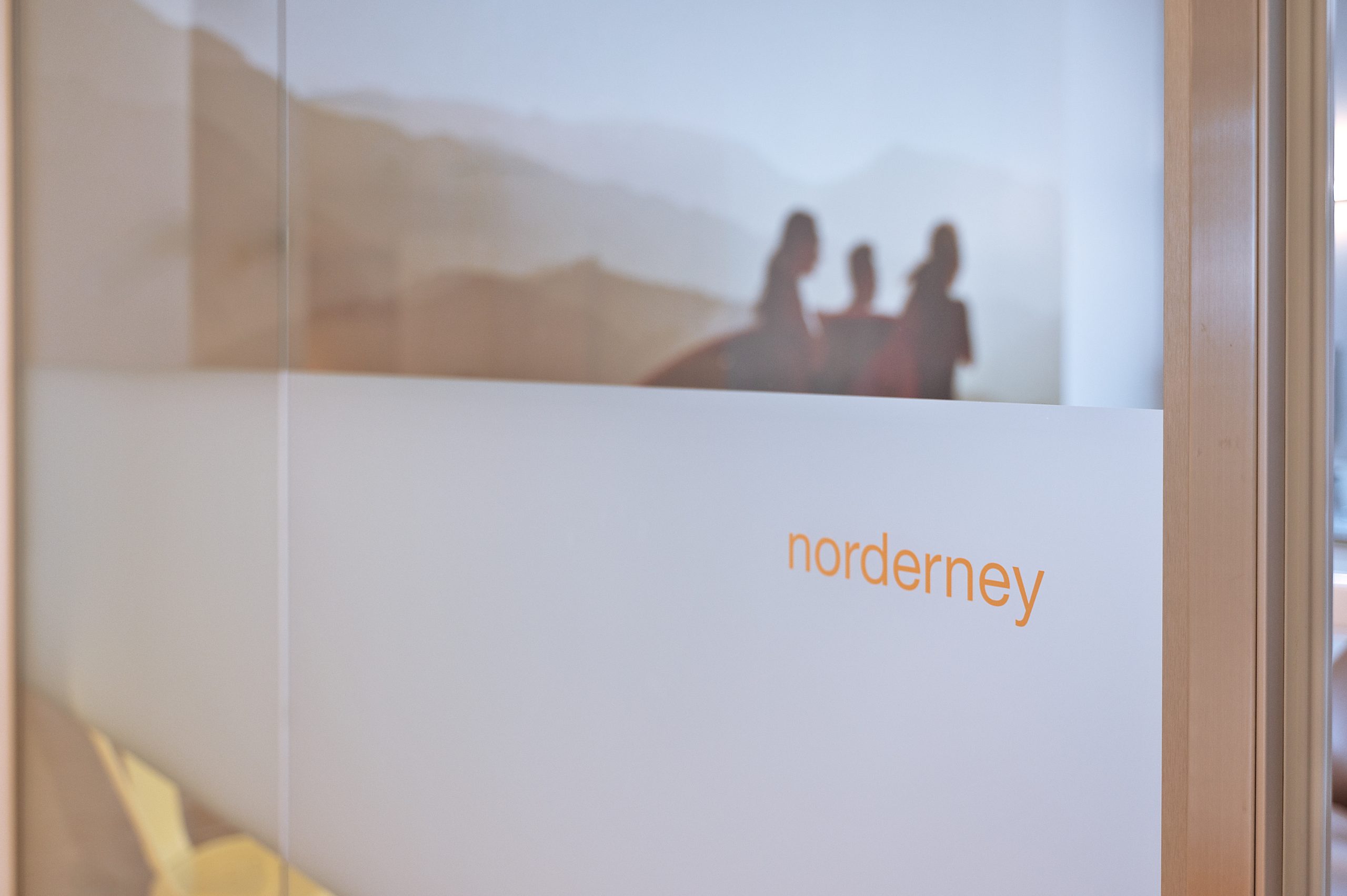 Glaßfassade eines der Behandlungszimmer der Praxis von außen.