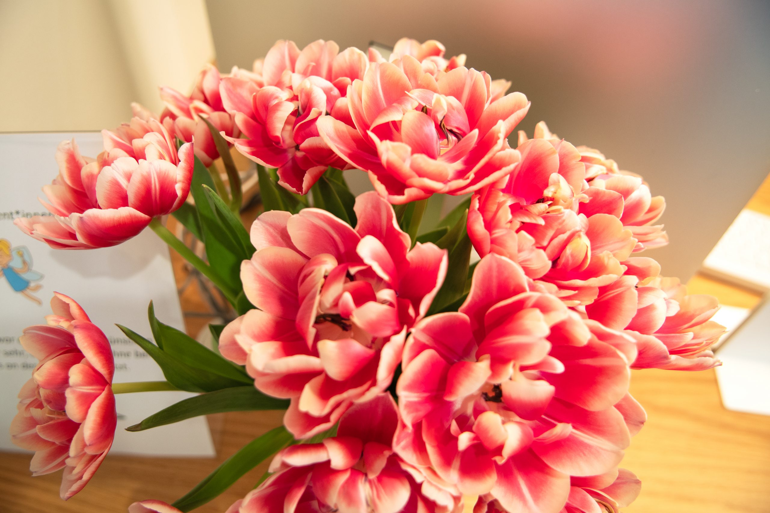 Das Bild zeigt einen schönen Blumenstrauß der in der Praxis steht