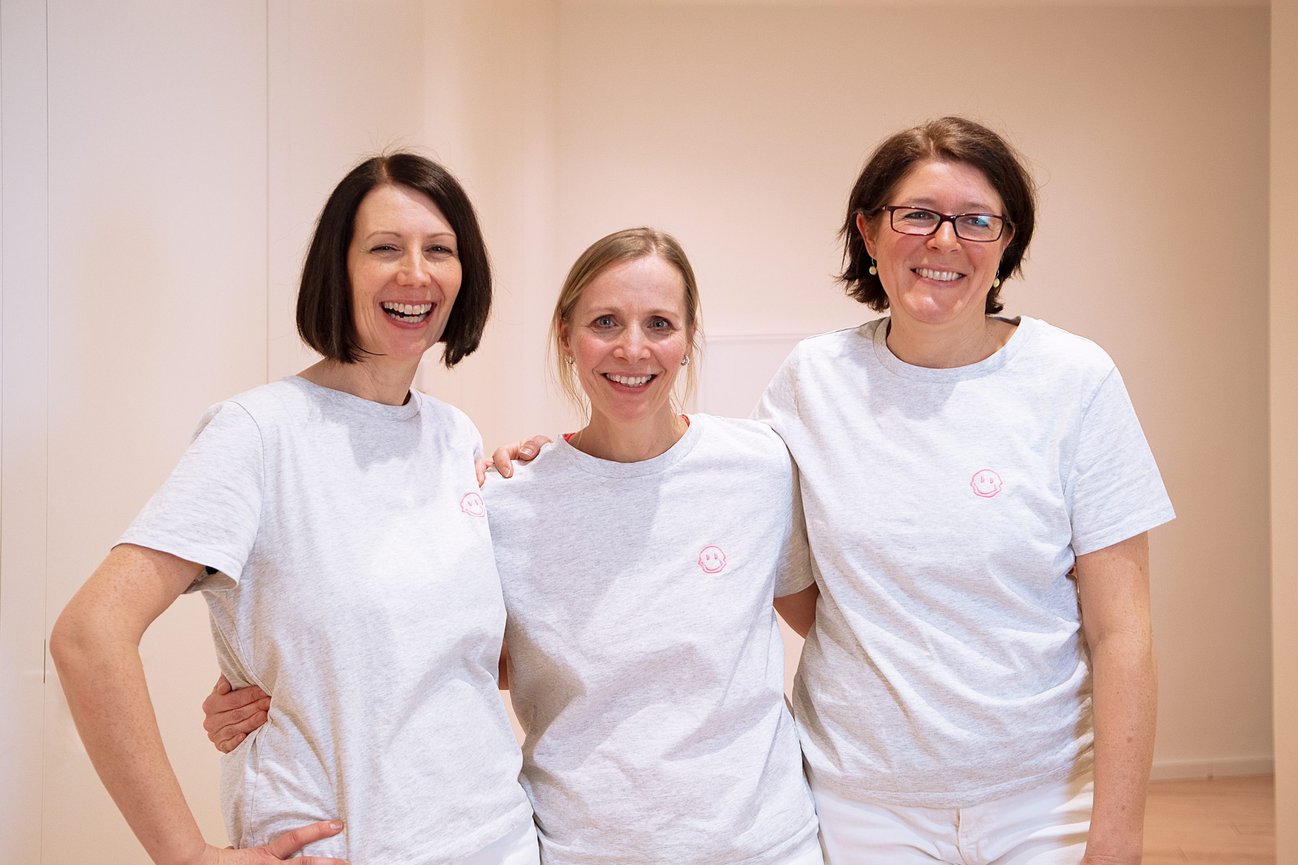 Dr. Susanne Güntzer mit zwei glücklichen Mitarbeitern.